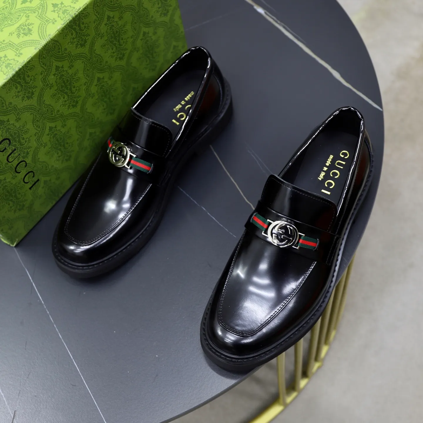 Ex-factory price: 540💰🙅‍♂️🙅‍♂️🙅‍♂️ Brand: GUCCI Standard code: Men's code 38-44 (45 can be customized) Grade: Same style as the official website Original order quality Material: Original cowhide surface Comfortable cowhide lining Original outsole Style category: Men's fashionable casual leather shoes Distinguished big-name luxury elements Top luxury Color: actual picture color
